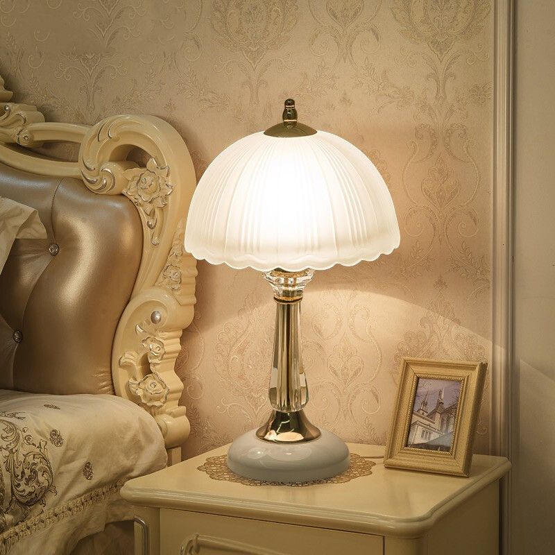 Lampe de table festonnée en verre blanc givré moderne 1 tête de tête en or Lumière pour chambre à coucher