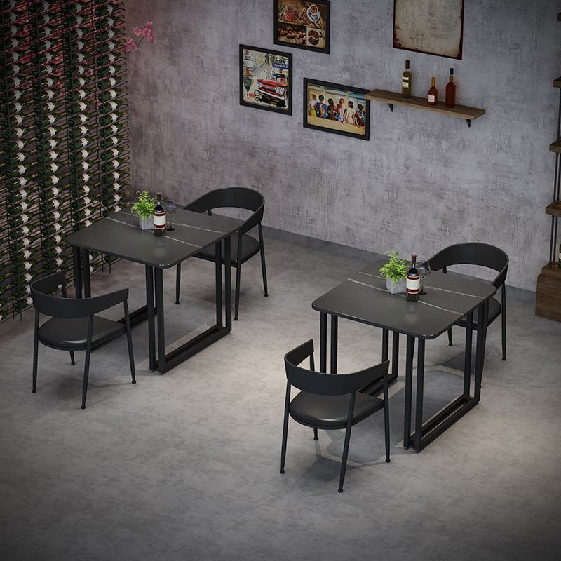 Mesa de comedor de estilo industrial Mesa de comedor de piedra sinterizada negra con base de metal