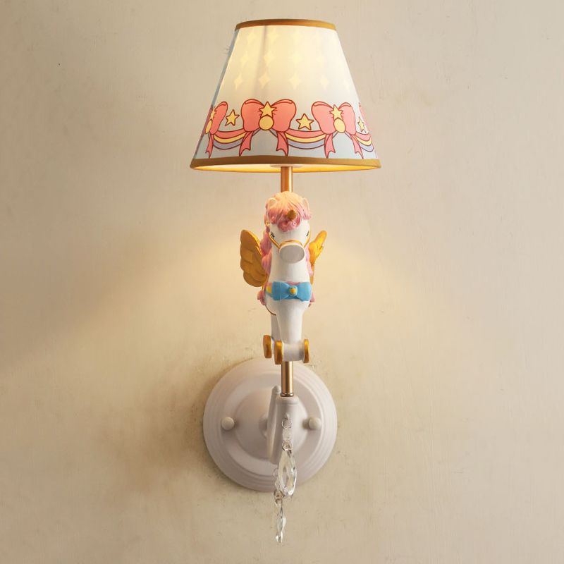 Cartoon kegel wandlamp met een eenhoorndecoratie 1 hoofdhars sconce licht in geel en blauw/geel en roze/geel en rood/geel en wit voor meisjes slaapkamer