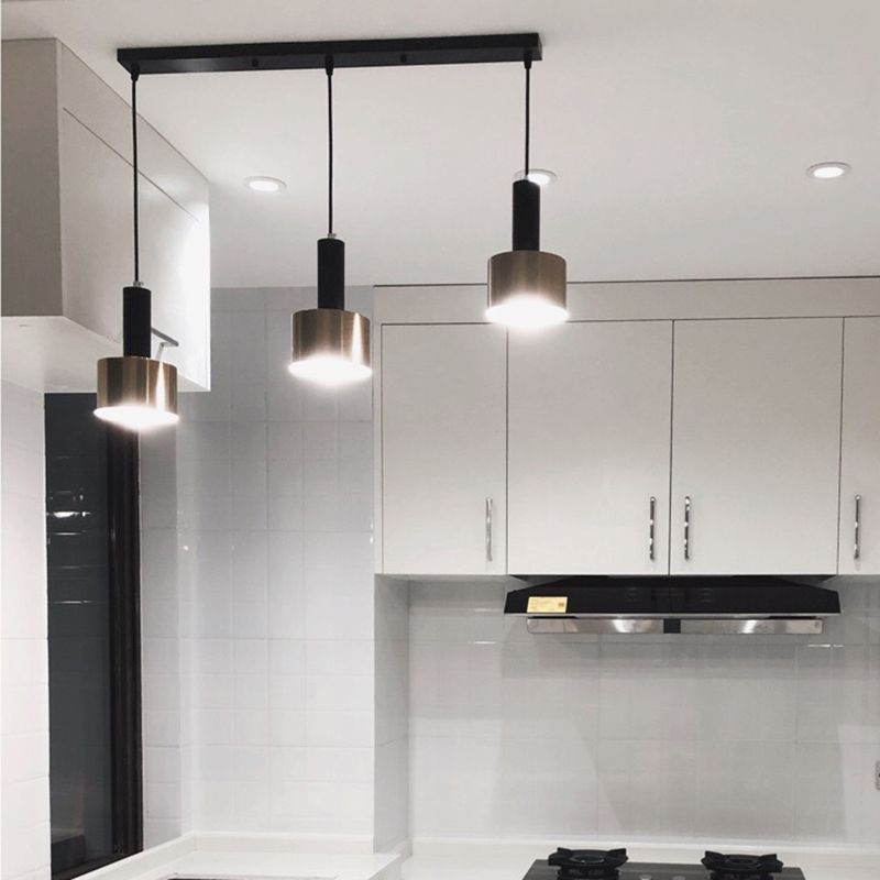 Luce a sospensione in cilindroide nera e oro in ferro battuto in ferro di lusso moderno