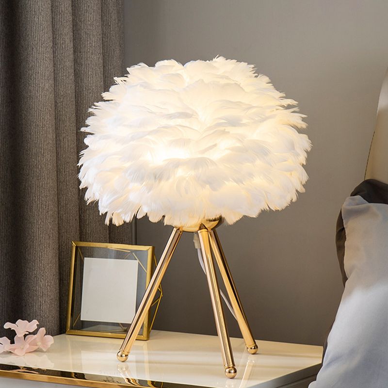Lampada da comodino Bloom Lampada da tavolo singola bianca/rosa con piuma nordica con treppiede bianco/oro per camera da letto
