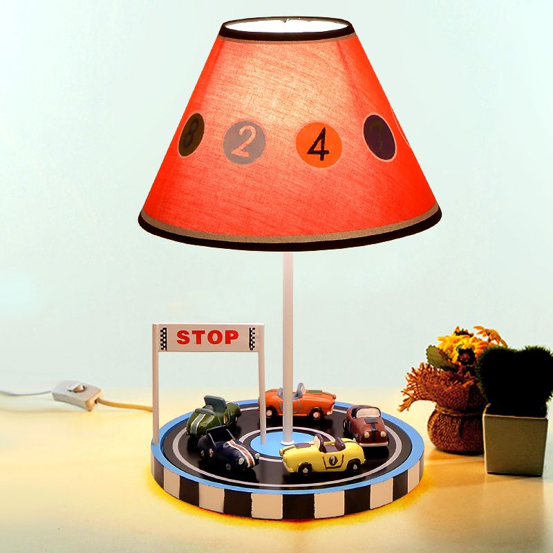 Lampada da tavolo per bambini in tessuto affusolato a 1 lampadina, illuminazione da comodino in rosso con decorazioni per veicoli da corsa