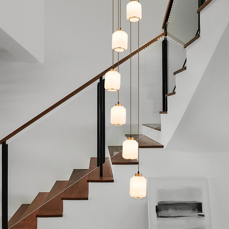 Weiße Glaszylindrische multi-Licht-Anhänger zeitgenössische Messingdecke für Treppen