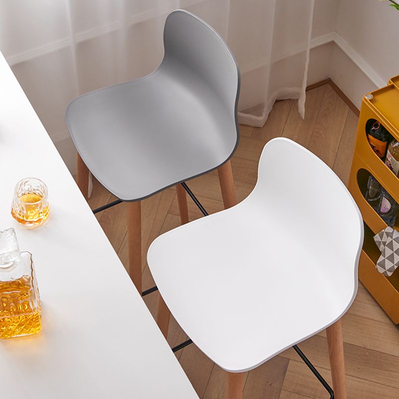 Modern Low Back Stool Plastic Footrest Bar Stool with Solid Wood Legs