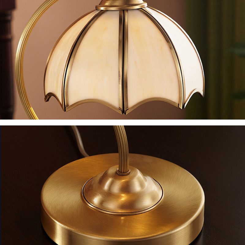 Lampada da tavolo a forma di ombrello Simplicity 1 testa illuminazione notturna in vetro smerigliato con braccio a collo di cigno in ottone