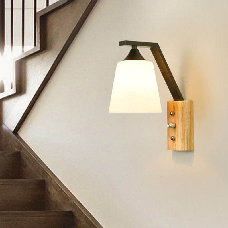 Lámpara de pared de cono de madera en un estilo de pared de hierro forjado moderno de estilo conciso con sombra de vidrio blanco