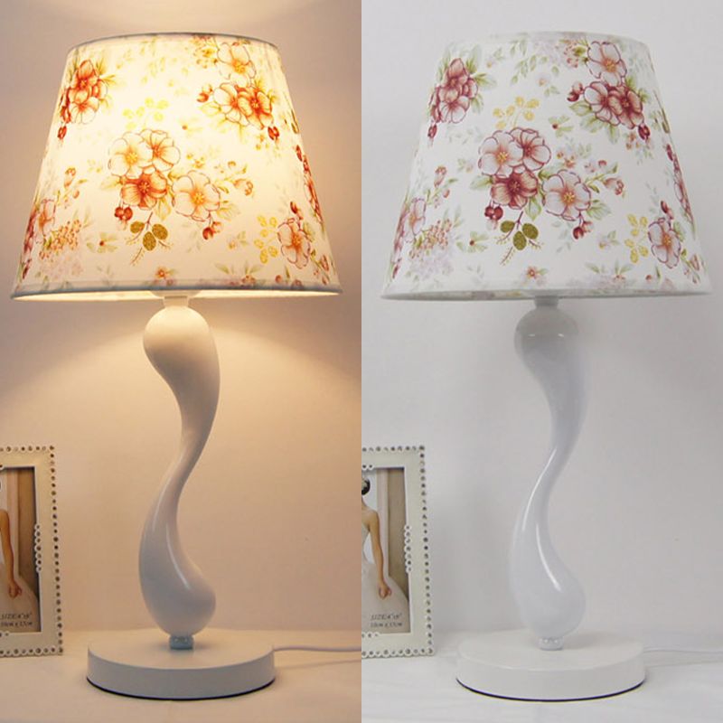 Stile nordico 1 lampada da tavolo lampada a forma di delfino Luce da comodino con paralume