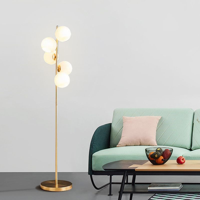 Lámpara de pie de orbe Modernidad Vidrio lechoso Lucinación de piso de lectura de oro de 5 luces para sala de estar