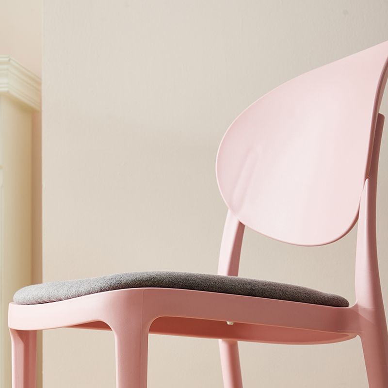 Silla de comedor de plástico mate con respaldo abierto para restaurante escandinavo