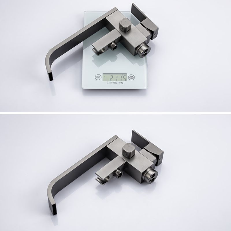 Floor Mounted Metal Freestanding Tub Filler Swivel Freestanding Faucet with Spray Gun