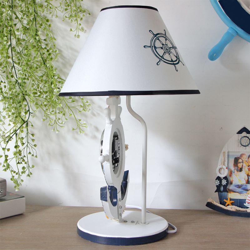 Illuminazione da tavolo con base del timone Lampada da comodino in resina stile bambini con lampadina singola sfumata blu con design a orologio