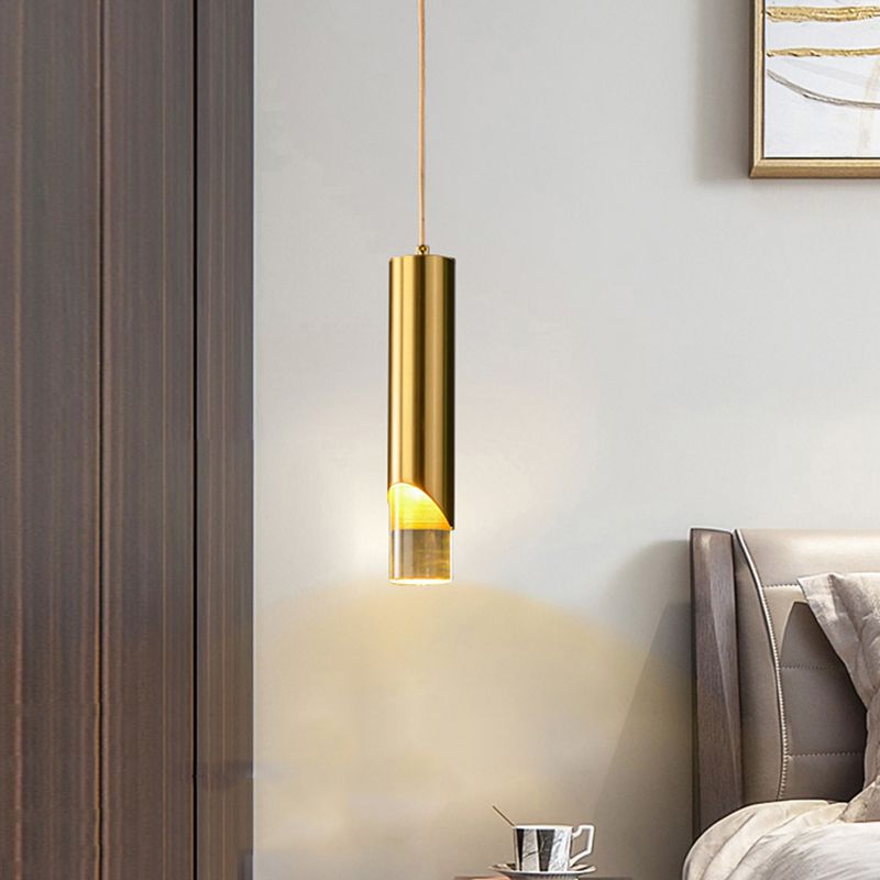 Luz colgante LED cilíndrica dorada en una moderna lámpara colgante de cobre de estilo de lujo con sombra acrílica