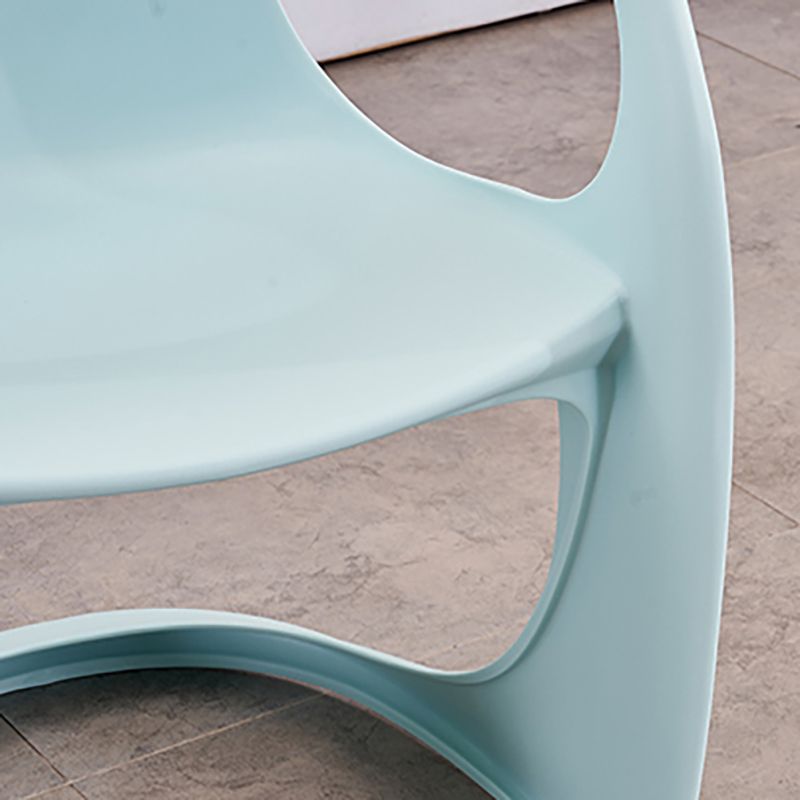 Scandinave Plastic Dining Dining Brack Chairs Solid Back Fairs pour la maison