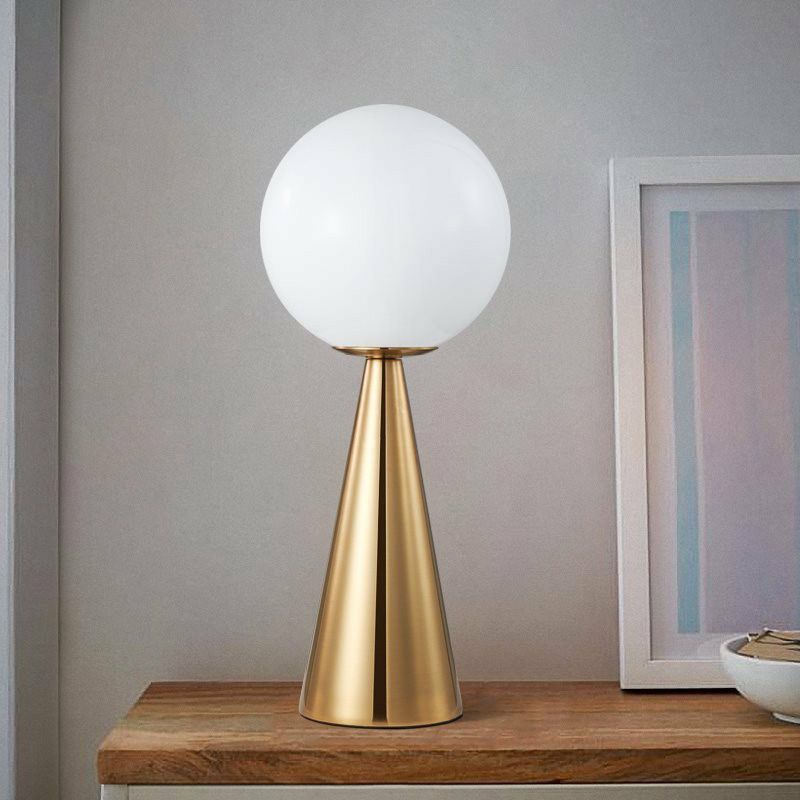 Lampada da tavolo conico in ottone placcata leggero in metallo minimalista con sfera di vetro bianco a sfera