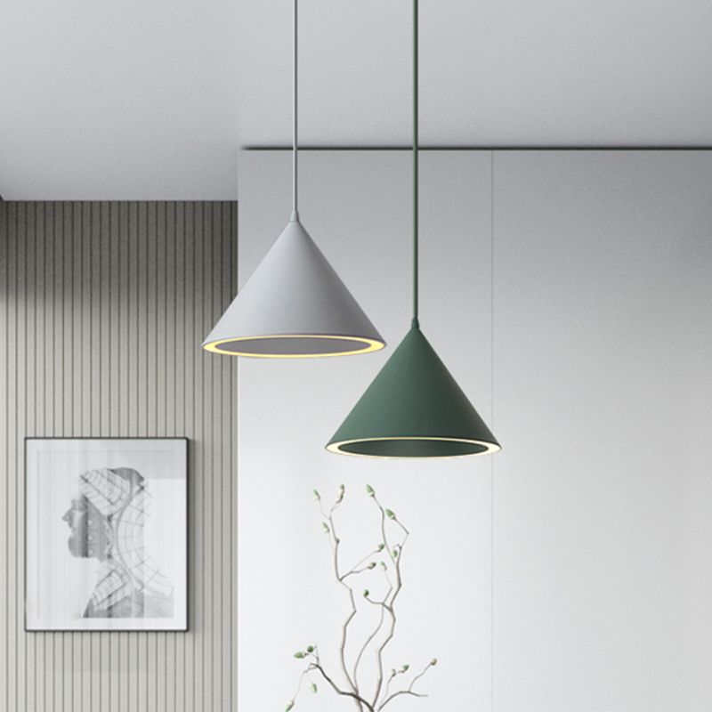 Forme de cône en métal Lumières suspendues modernes 1 Light Hanging Mount Fixture pour le restaurant