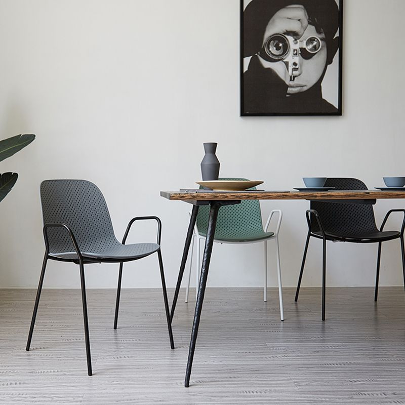 Sillas de comedor de plástico de cocina de estilo industrial que cenan sillones apilables con patas de metal