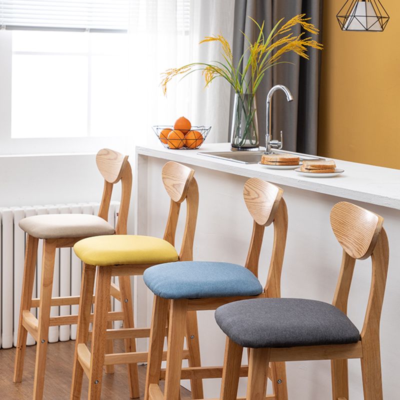 Barkruk van Scandinavisch hout met lage rugleuning, hoge binnenkruk met vierkante bekleding