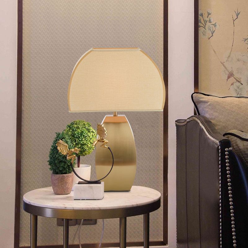 1 Kopf schattierte Task Light Modernismus Stoff kleine Schreibtischlampe in Gold mit Metallbasis