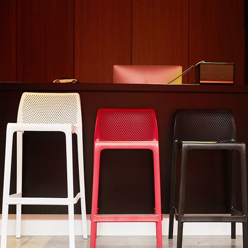Barhocker aus Kunststoff im modernen Stil mit Fußstütze und stapelbarem, schlichtem Bistro-Barhocker
