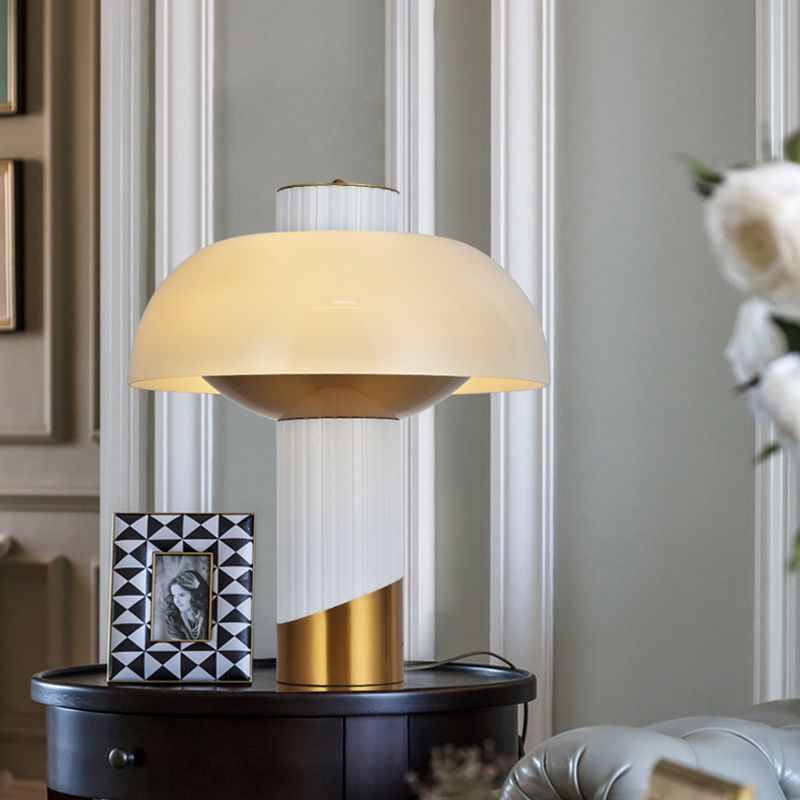 Lampada da scrivania post moderna a 1 lampadina da comodino in oro chiaro con paralume in vetro lattimo per soggiorno