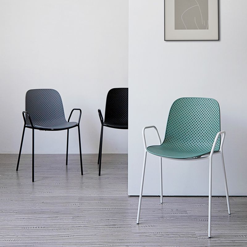 Sillas de comedor de plástico de cocina de estilo industrial que cenan sillones apilables con patas de metal