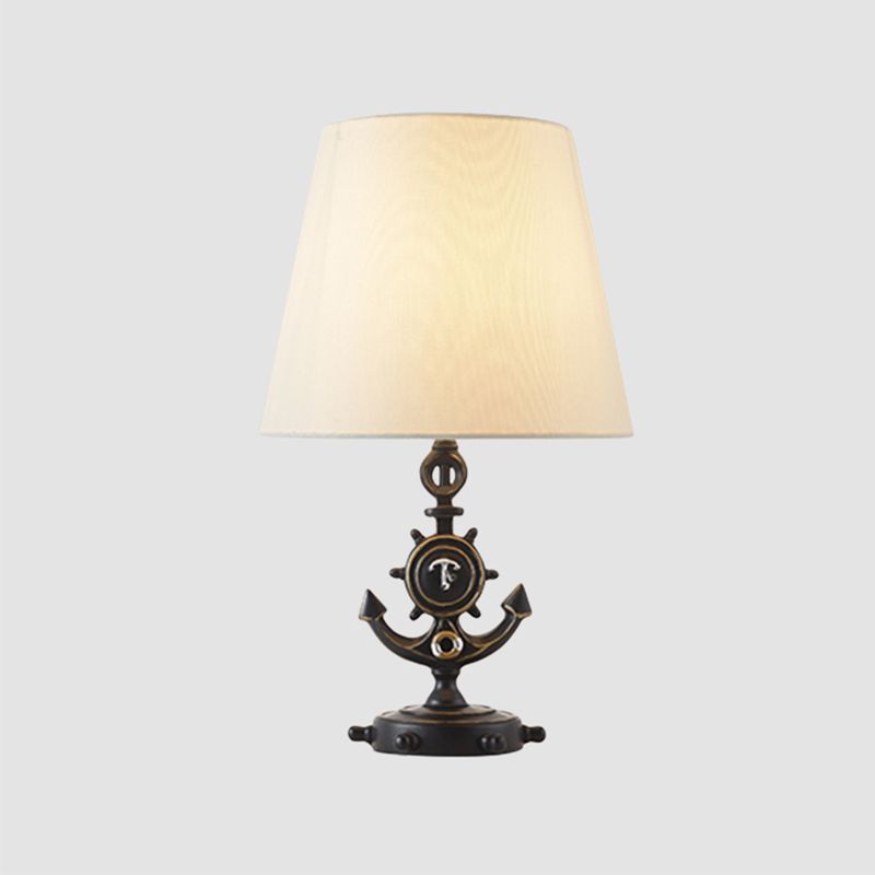 Lampada da tavolo a cono nautico in tessuto 1 luce per sala studio, illuminazione notturna con base di ancoraggio e piedistallo del timone in nero/blu
