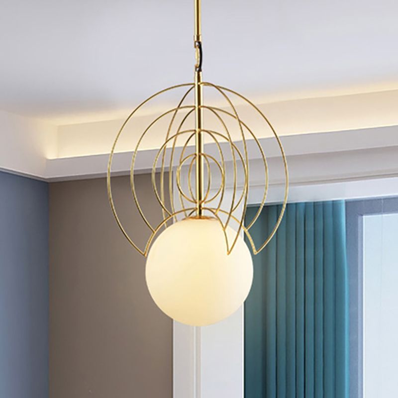 Lámpara colgante de orbe de vidrio de leche con anillo de alambre 1 cabezal de suspensión contemporánea Luz en oro para hotel