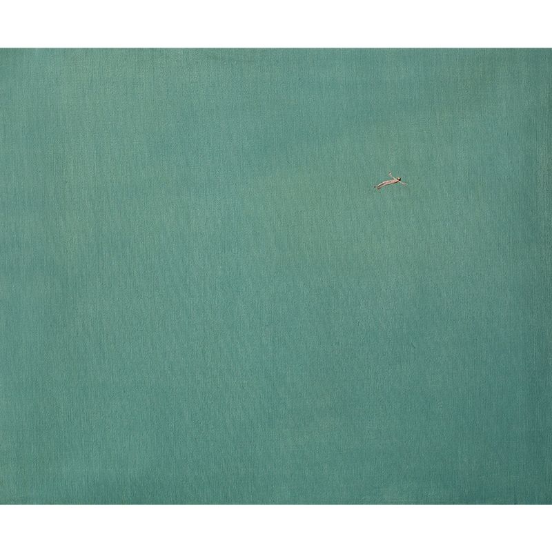 Vast Ocean and Swimmer Mural Decal Modern Art Non-Woven Material Wall Covering in Blue