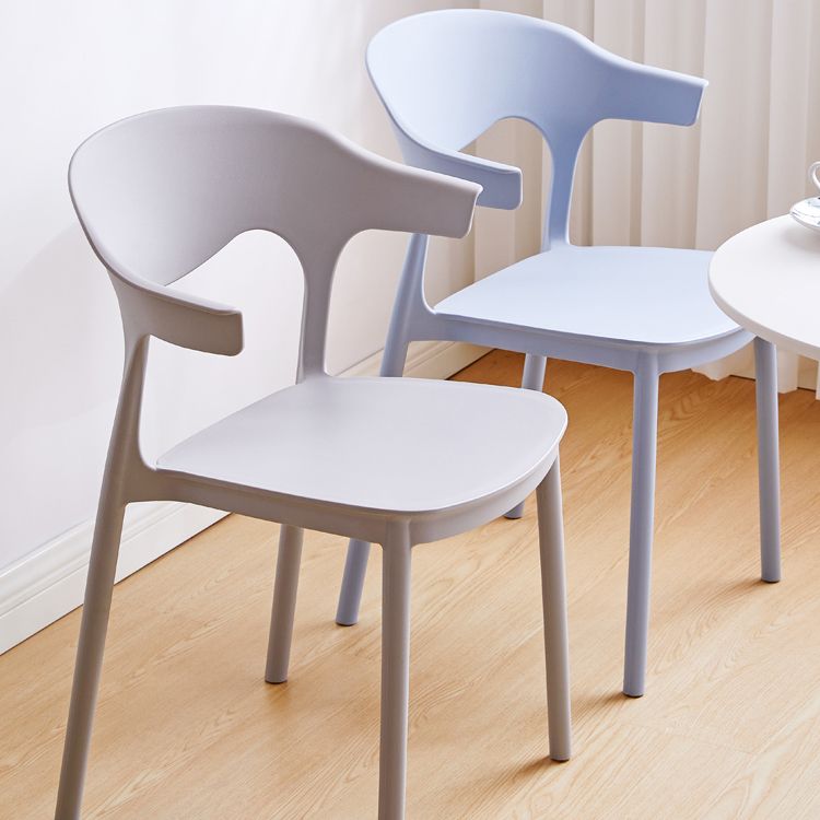 El plástico contemporáneo que cena la parte posterior abierta apilable de las sillas sin brazos cena la silla lateral