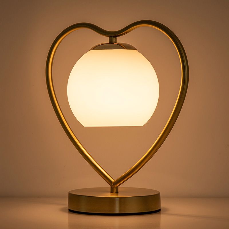 Simple amorevole tavolo a forma di cuore Light Metal 1-Bulb Lampada da lettura da comodino con cupola in vetro