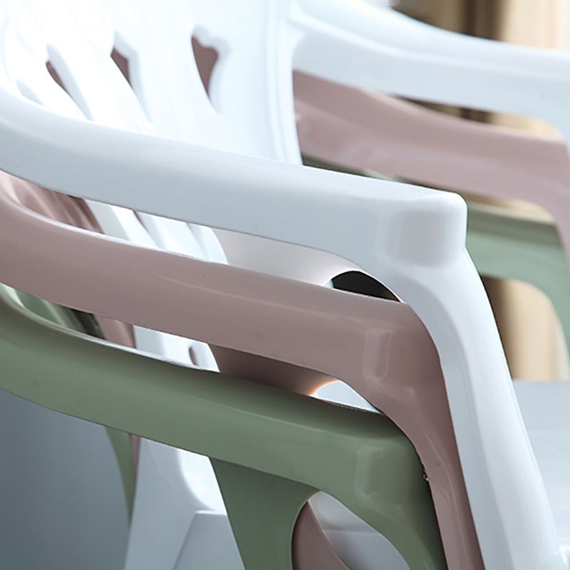 El apilamiento contemporáneo que cena el brazo preside el plástico que cena la silla lateral para el uso en el hogar