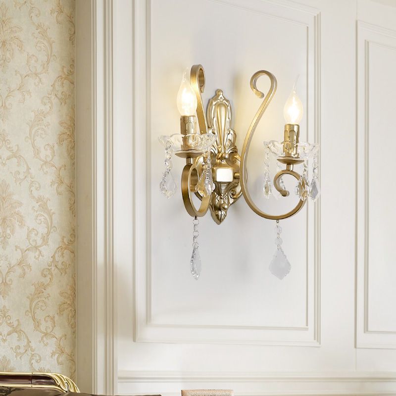 Vlameloze kaarslandverlichting Vintage metaal 2 koppen Wand SCONCE Licht met kristaldeco en gebogen arm in messing