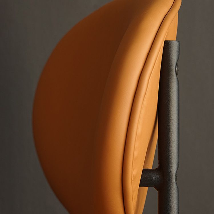 Silla lateral con respaldo abierto para restaurante moderno, silla de comedor de cuero PU con patas negras