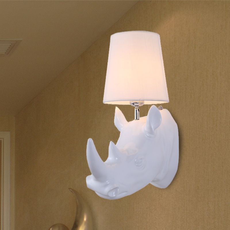 Rhinoceros Resin Sconce Light Country Single Corridor Corridor Mur Murd Murd in Black / White with Cone Fabric Shade