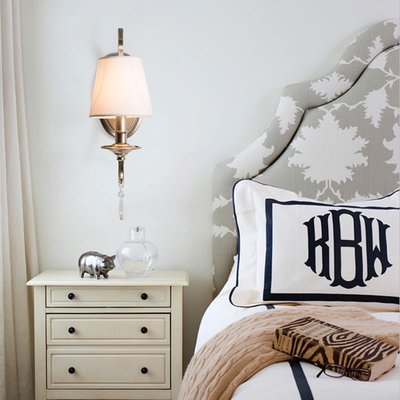 Luminaire mural de chambre conique à chambre à coucher métal rustique et tissu 1/2 lampe applique en or clair