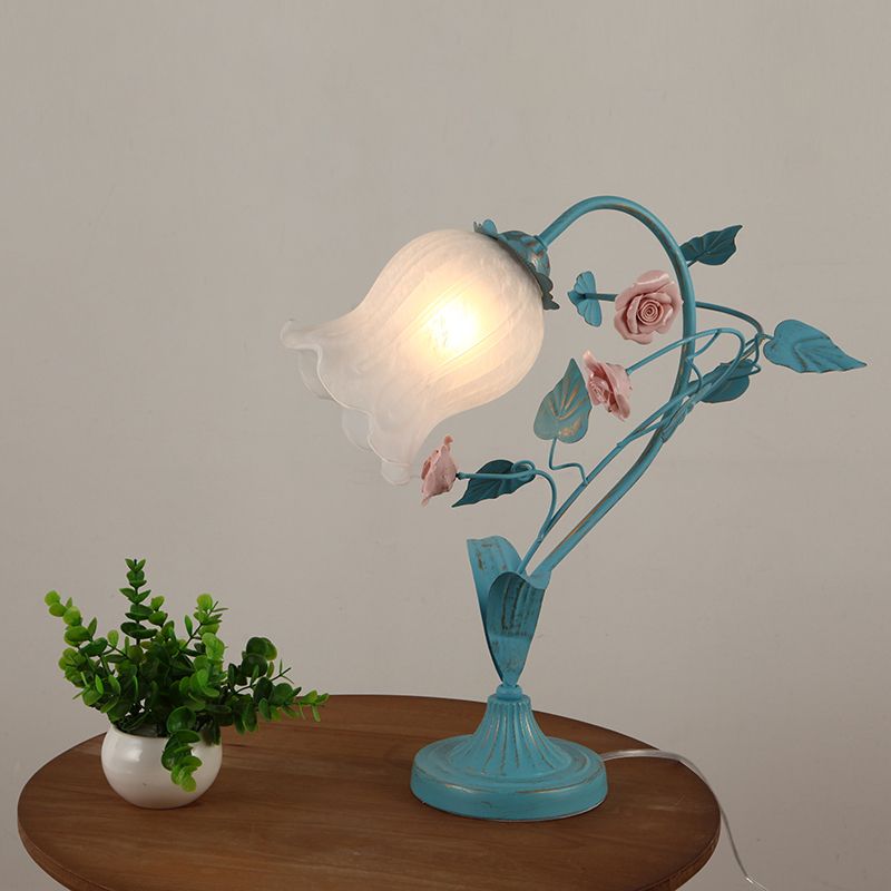 1-Bulb Night Light Pastoral Floral Grosted Milky Very Table Lampe avec bras voûté en bleu / beige