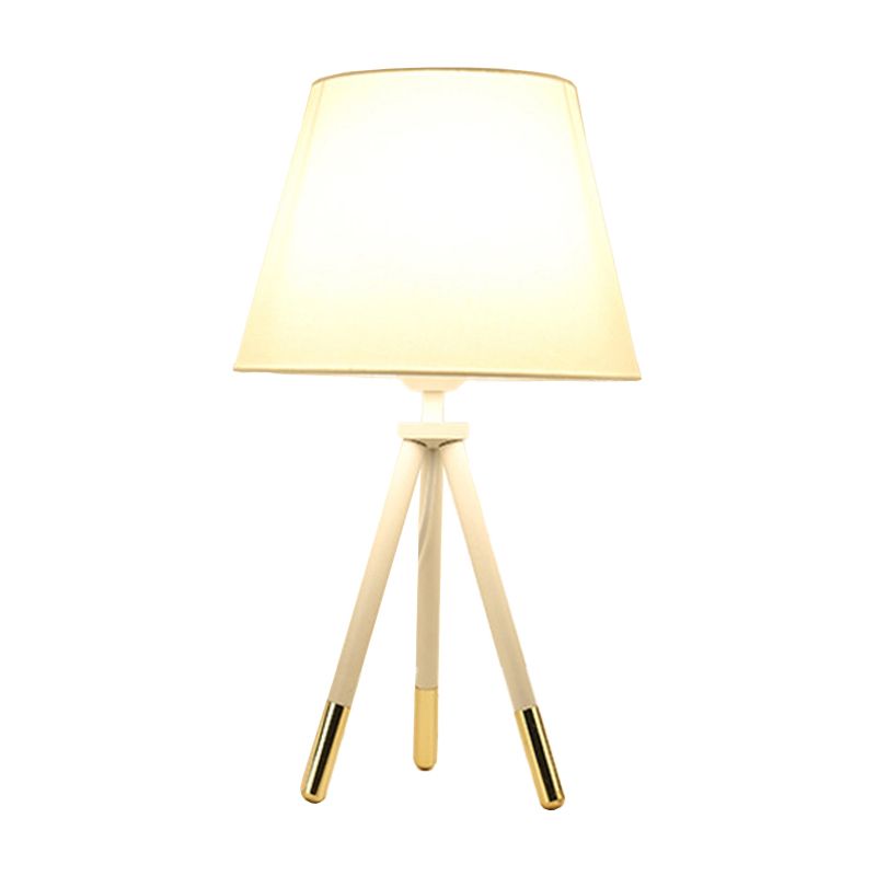 Empire Shade Tripod Night Lamp Noordse stijl Stof