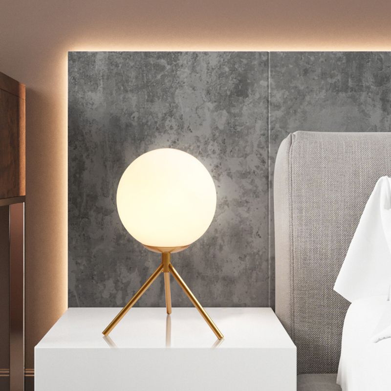 Lampada da tavolo minimalista con paralume a globo in vetro bianco, 1 lampadina, treppiede, camera da letto, comodino