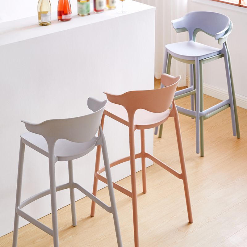 Taburetes de bar escandinavos de plástico apilables para interiores con respaldo bajo y reposapiés