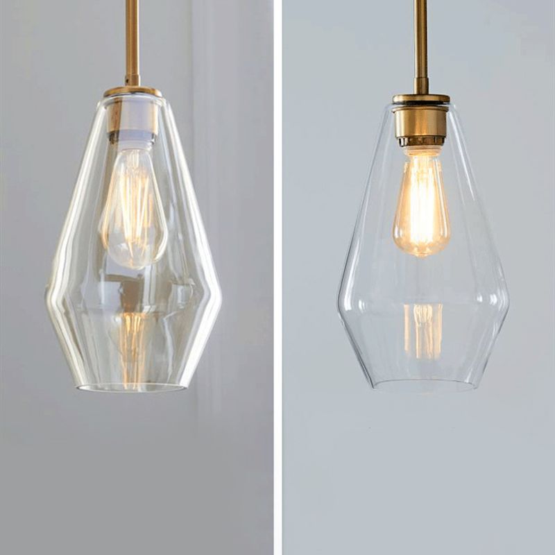 Un bicchiere di vetro leggero sospeso con la testa per la sala da pranzo