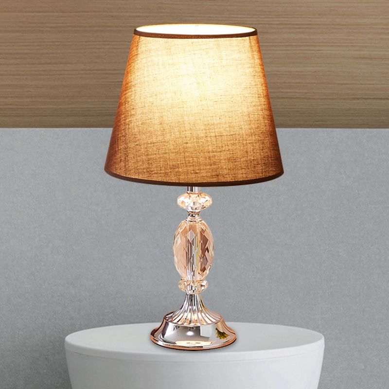1 Glühbirnenschattentisch Leichte traditionelle Rot/Kaffee/Flachs -Tapered Sleeping Room Nighttange Lampe mit abgeschrägten Kristallblöcken