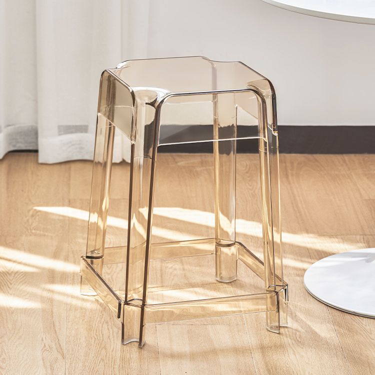 Moderner quadratischer Barhocker aus Kunststoff ohne Armlehnen mit Fußstütze