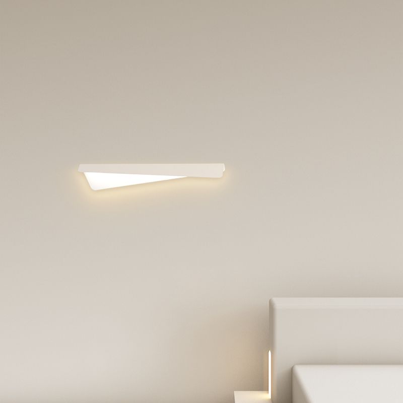 Linear Shape Metal Wall Light Modern Style Single Light Wall Sconce Light in White