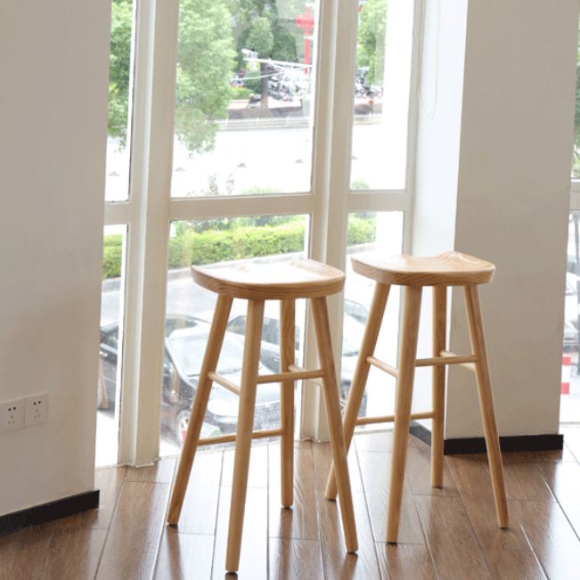 Barhocker im industriellen Stil aus Holz mit Sattelsitz und Thekenhocker für die Küchenbar
