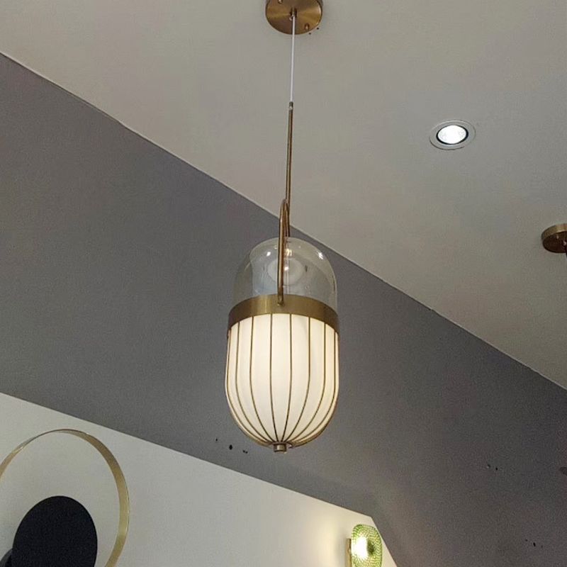 Postmoderne Pillenkapsel Anhängerlampe klar und weißes Glas 1 Kopf Esszimmer Hanging Deckenleuchte in Gold