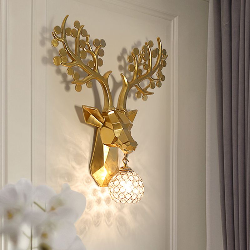 Lampe murale de chambre à coucher orbe country cristal 1 léger blanc / or luminaire d'éclairage avec une plaque arrière en résine de wapiti