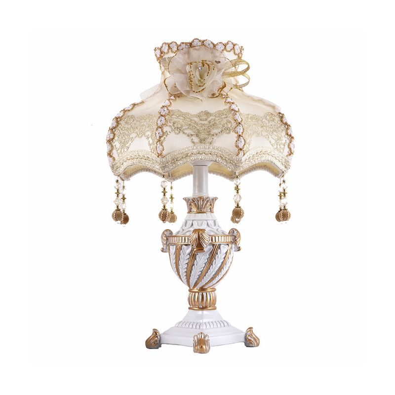 Lampada da tavolo a forma di urna in resina Stile pastorale 1 testa beige night luce con tonalità in tessuto