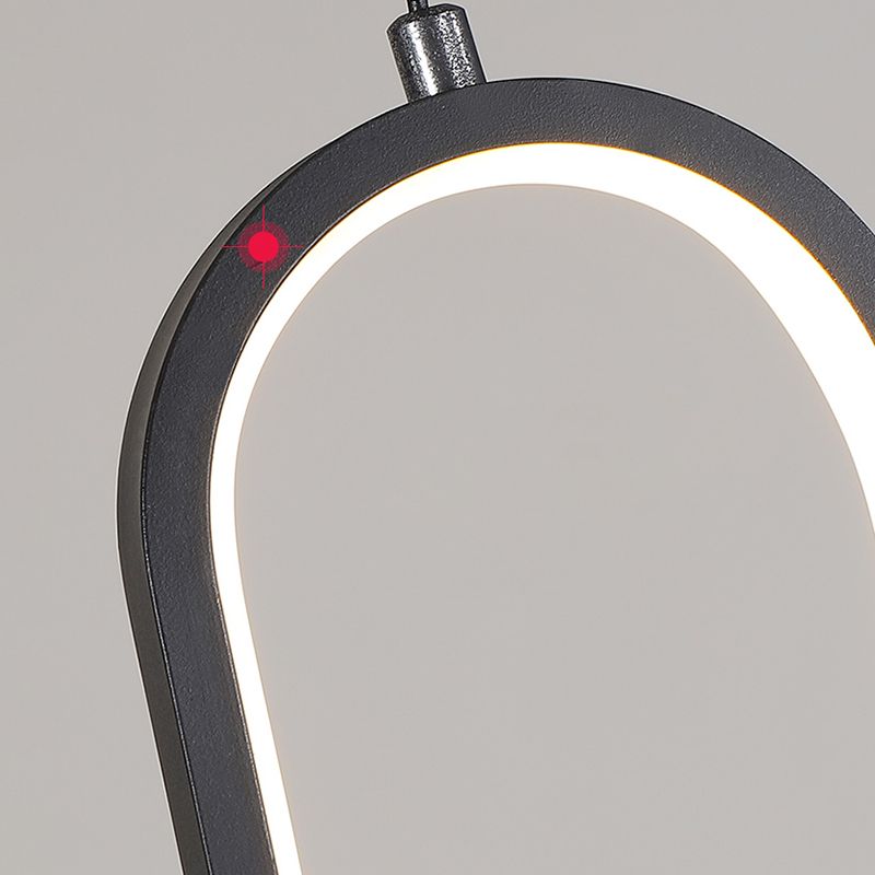 Aluminium LED Hanging Light dans un style concis moderne en fer forgé, une lumière suspendue géométrique avec une teinte en silicone