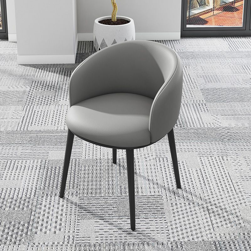 Silla de comedor tapizada moderna con respaldo sólido y acabado mate