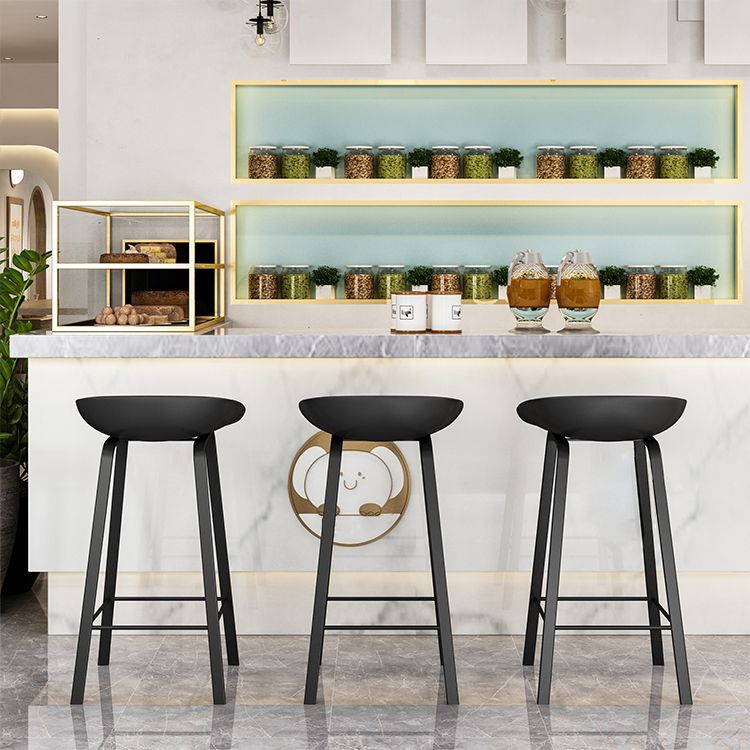 Taburete de bar con respaldo bajo y reposapiés moderno, cubo de plástico para interior, taburete de altura contraria